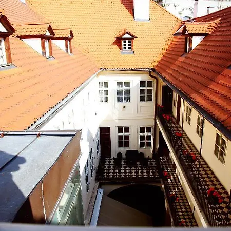 Golden Three Crowns Apartment