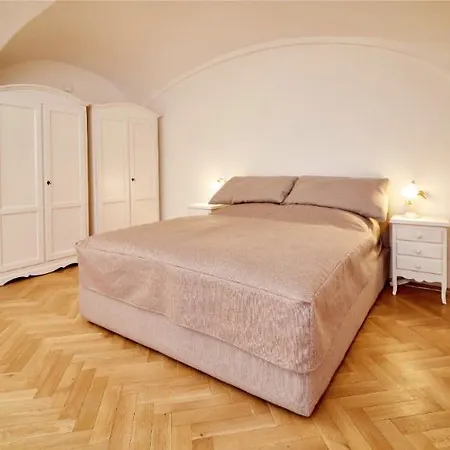 Golden Three Crowns Apartment *