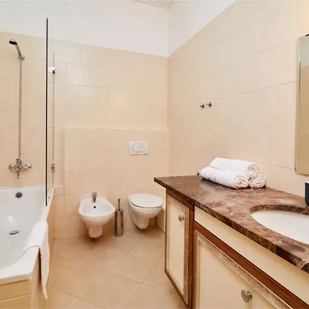 Golden Three Crowns Apartment *