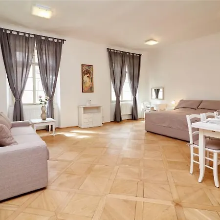 Apartment Golden Three Crowns