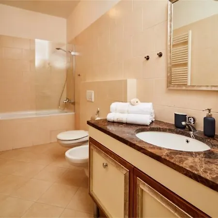 Golden Three Crowns Apartment
