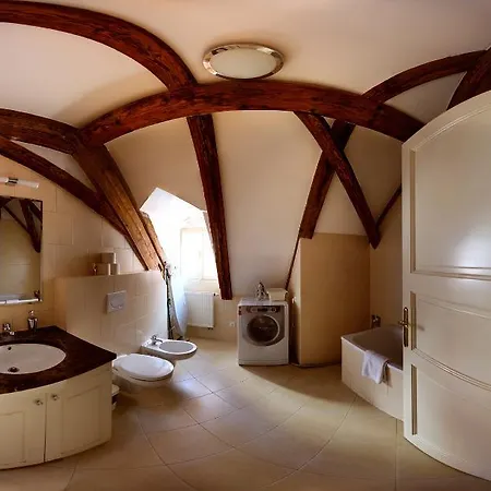 Golden Three Crowns Apartment *