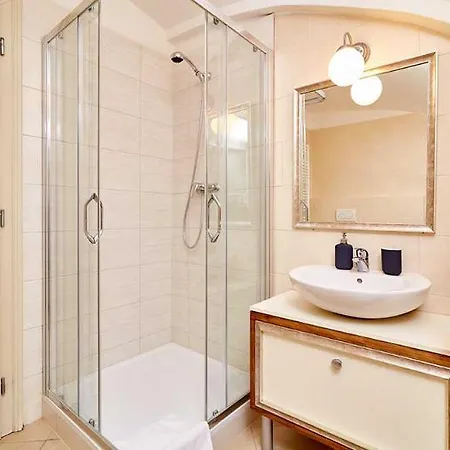 Golden Three Crowns Apartment