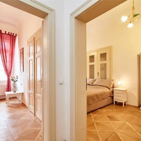 Golden Three Crowns Apartment *